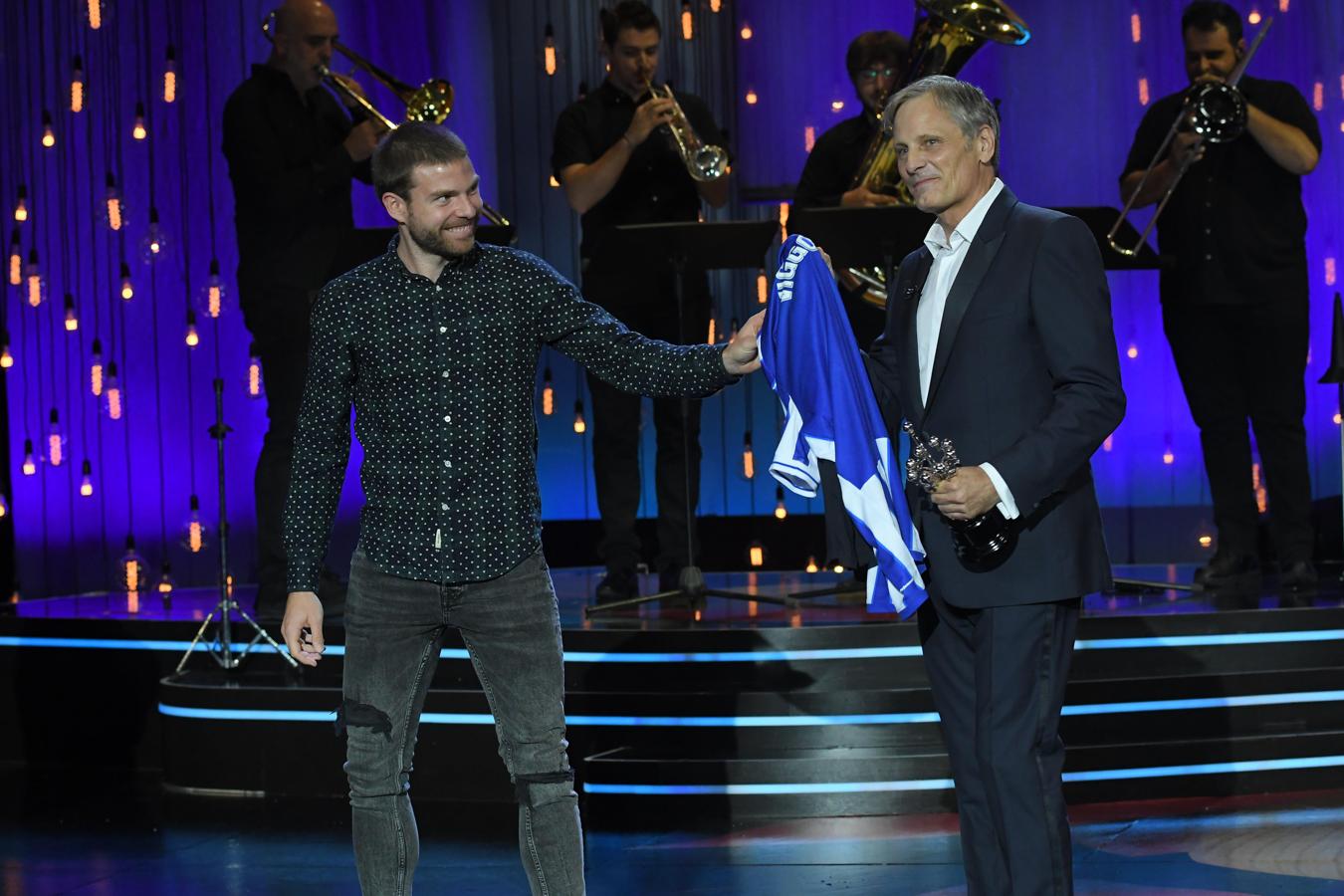 Illarramendi ha obsequiado una camiseta de la Real Sociedad a Viggo Mortensen durante la gala de entrega del premio Donostia. El actor y recién estrenado cineasta es un gran aficionado al fútbol.