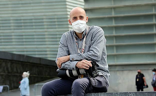 Daniel posando para su compañero antes de entrar al photocall de Viggo Mortensen 