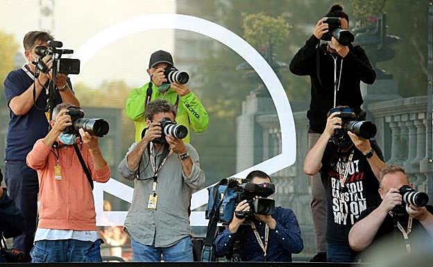 Los medios gráficos inmortalizando la llegada de Vigo Mortensen a San Sebastián 