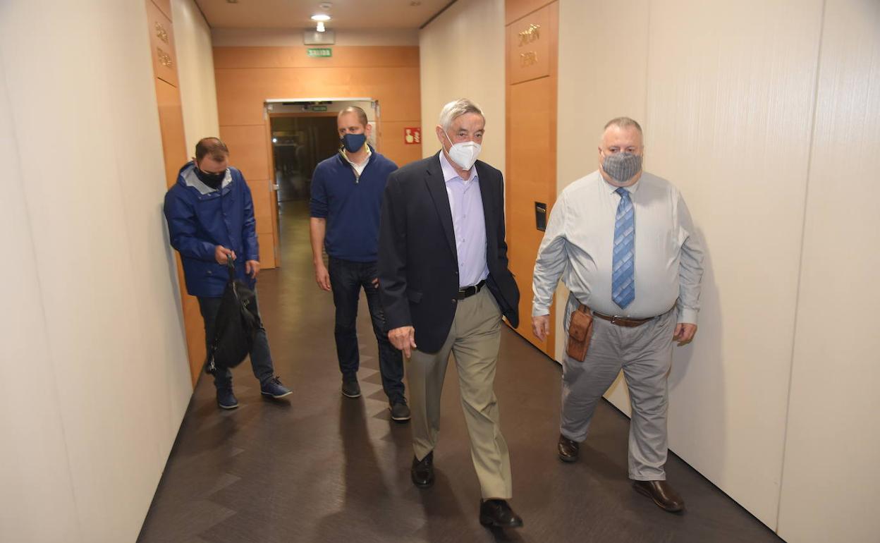 Cándido Ibar conversa con Andrés Krakenberger en presencia del realizador Olmo Figueredo, izquierda, y del productor Xabier Berzosa. 