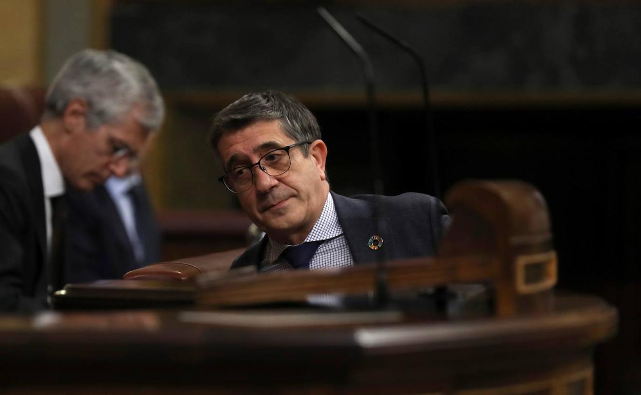 Patxi López aboga por prohibir los 'ongi etorris' y califica de «asesinos fascistas» a los expresos de ETA