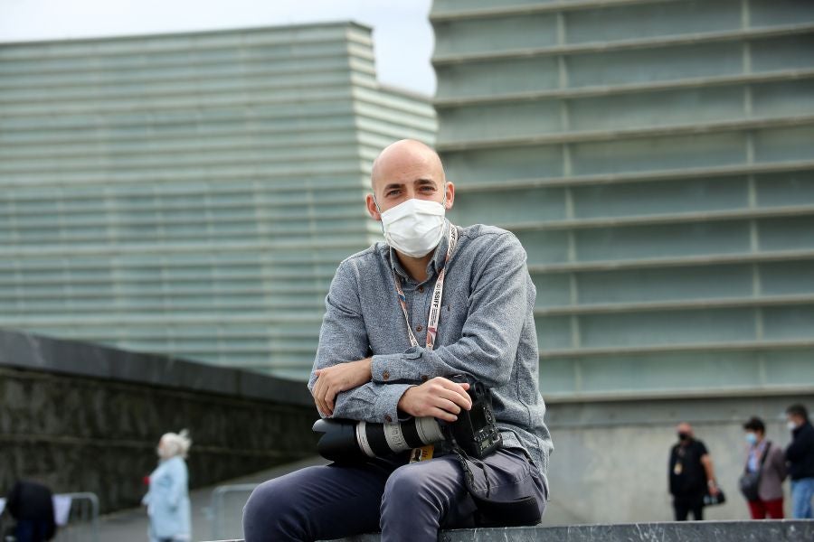 Las escaleras plegables y los taburetes candados a las vallas tras las que se colocan los medios gráficos que cubren el Festival de Cine de San Sebastián han desaparecido del paisaje. Esta edición, el acceso a las áreas delimitadas para los fotógrafos y cámaras en la entrada del hotel María Cristina, el teatro Victoria Eugenia y el Kursaal se realiza de forma ordenada y media hora antes de la llegada del famosos.