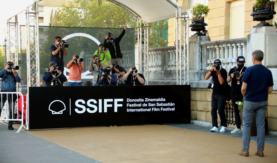 Las escaleras plegables y los taburetes candados a las vallas tras las que se colocan los medios gráficos que cubren el Festival de Cine de San Sebastián han desaparecido del paisaje. Esta edición, el acceso a las áreas delimitadas para los fotógrafos y cámaras en la entrada del hotel María Cristina, el teatro Victoria Eugenia y el Kursaal se realiza de forma ordenada y media hora antes de la llegada del famosos.