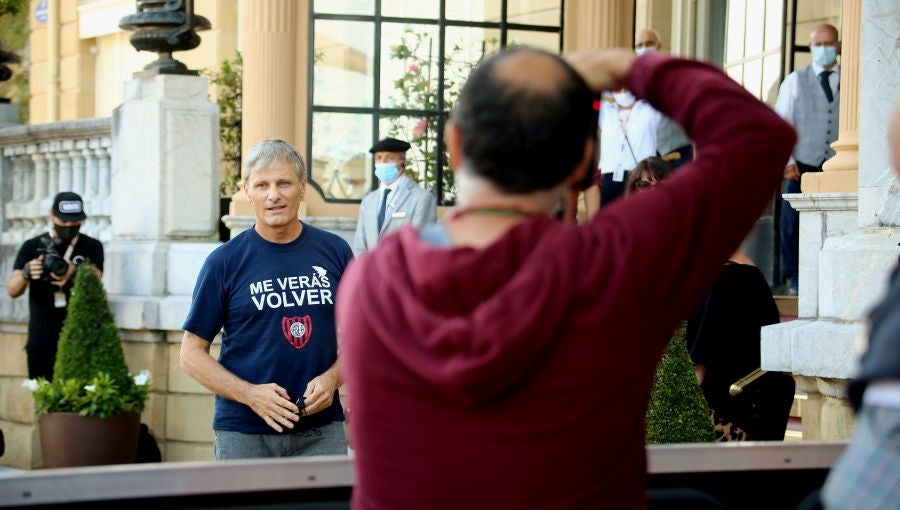Las escaleras plegables y los taburetes candados a las vallas tras las que se colocan los medios gráficos que cubren el Festival de Cine de San Sebastián han desaparecido del paisaje. Esta edición, el acceso a las áreas delimitadas para los fotógrafos y cámaras en la entrada del hotel María Cristina, el teatro Victoria Eugenia y el Kursaal se realiza de forma ordenada y media hora antes de la llegada del famosos.