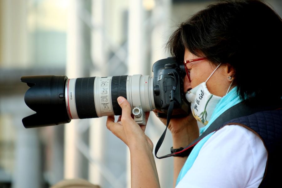 Las escaleras plegables y los taburetes candados a las vallas tras las que se colocan los medios gráficos que cubren el Festival de Cine de San Sebastián han desaparecido del paisaje. Esta edición, el acceso a las áreas delimitadas para los fotógrafos y cámaras en la entrada del hotel María Cristina, el teatro Victoria Eugenia y el Kursaal se realiza de forma ordenada y media hora antes de la llegada del famosos.