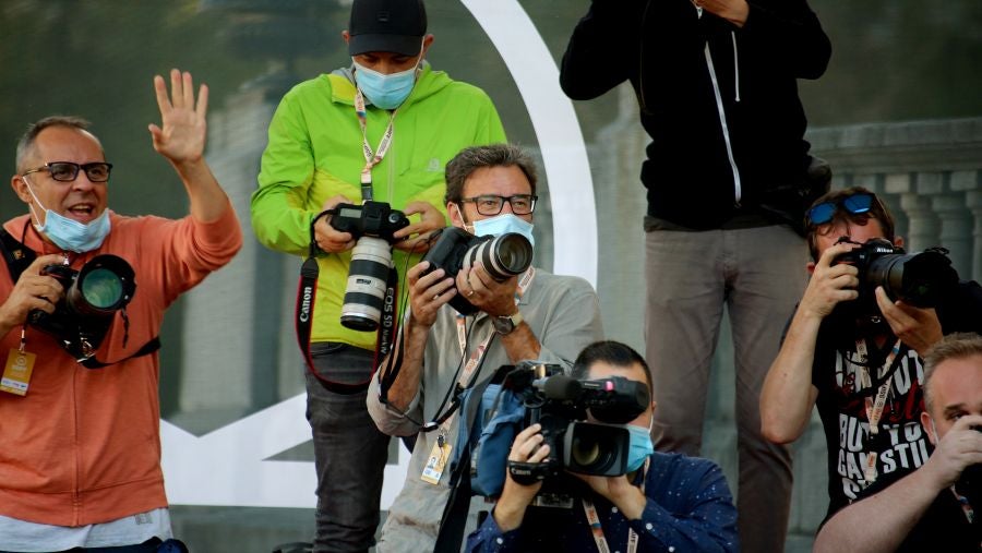 Las escaleras plegables y los taburetes candados a las vallas tras las que se colocan los medios gráficos que cubren el Festival de Cine de San Sebastián han desaparecido del paisaje. Esta edición, el acceso a las áreas delimitadas para los fotógrafos y cámaras en la entrada del hotel María Cristina, el teatro Victoria Eugenia y el Kursaal se realiza de forma ordenada y media hora antes de la llegada del famosos.