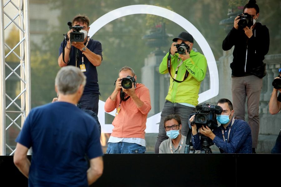 Las escaleras plegables y los taburetes candados a las vallas tras las que se colocan los medios gráficos que cubren el Festival de Cine de San Sebastián han desaparecido del paisaje. Esta edición, el acceso a las áreas delimitadas para los fotógrafos y cámaras en la entrada del hotel María Cristina, el teatro Victoria Eugenia y el Kursaal se realiza de forma ordenada y media hora antes de la llegada del famosos.