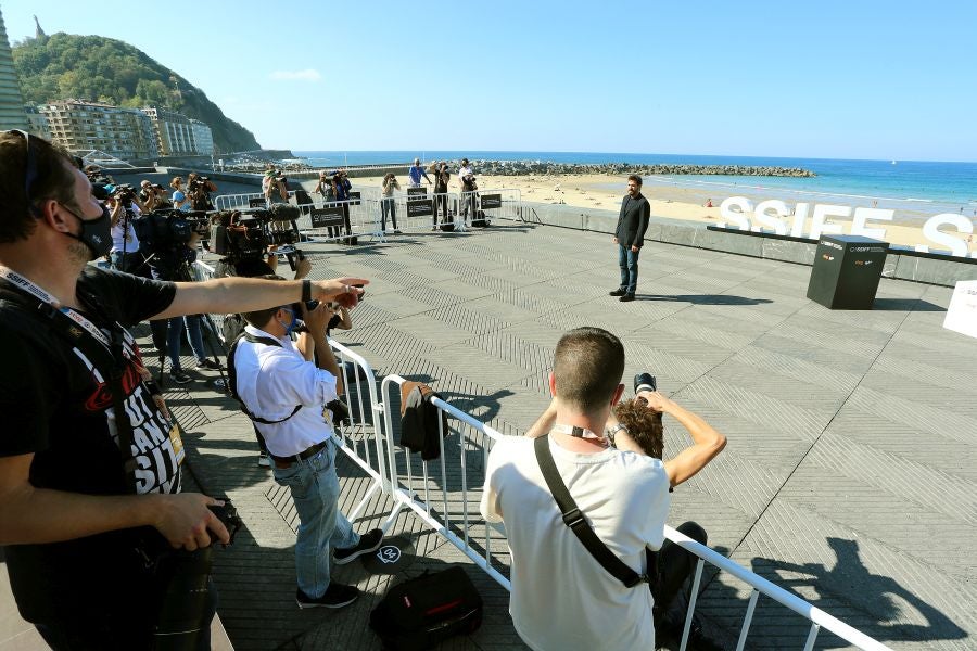 Las escaleras plegables y los taburetes candados a las vallas tras las que se colocan los medios gráficos que cubren el Festival de Cine de San Sebastián han desaparecido del paisaje. Esta edición, el acceso a las áreas delimitadas para los fotógrafos y cámaras en la entrada del hotel María Cristina, el teatro Victoria Eugenia y el Kursaal se realiza de forma ordenada y media hora antes de la llegada del famosos.