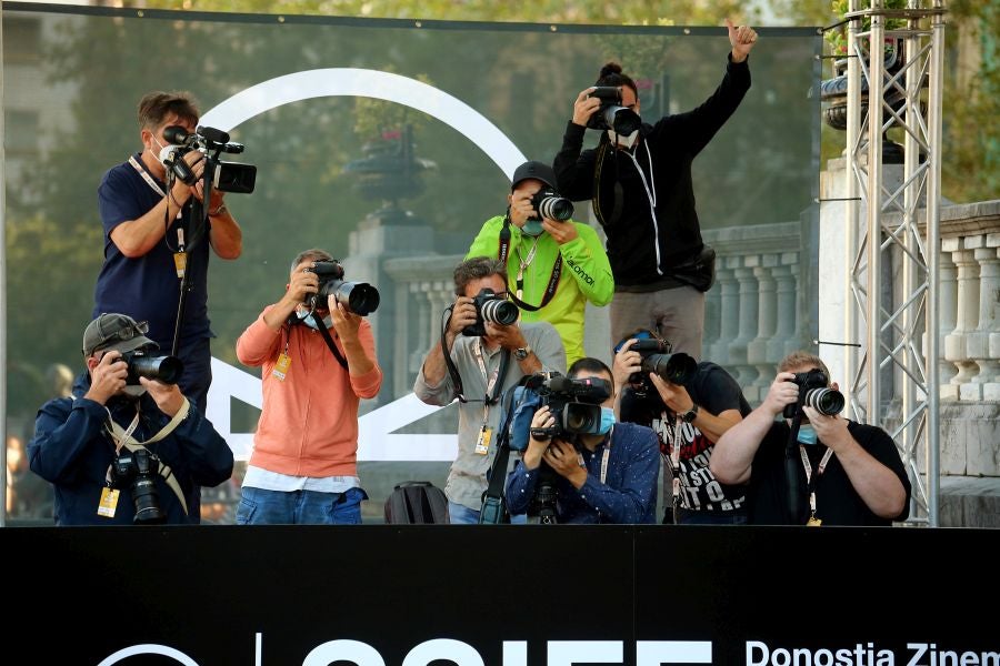 Las escaleras plegables y los taburetes candados a las vallas tras las que se colocan los medios gráficos que cubren el Festival de Cine de San Sebastián han desaparecido del paisaje. Esta edición, el acceso a las áreas delimitadas para los fotógrafos y cámaras en la entrada del hotel María Cristina, el teatro Victoria Eugenia y el Kursaal se realiza de forma ordenada y media hora antes de la llegada del famosos.
