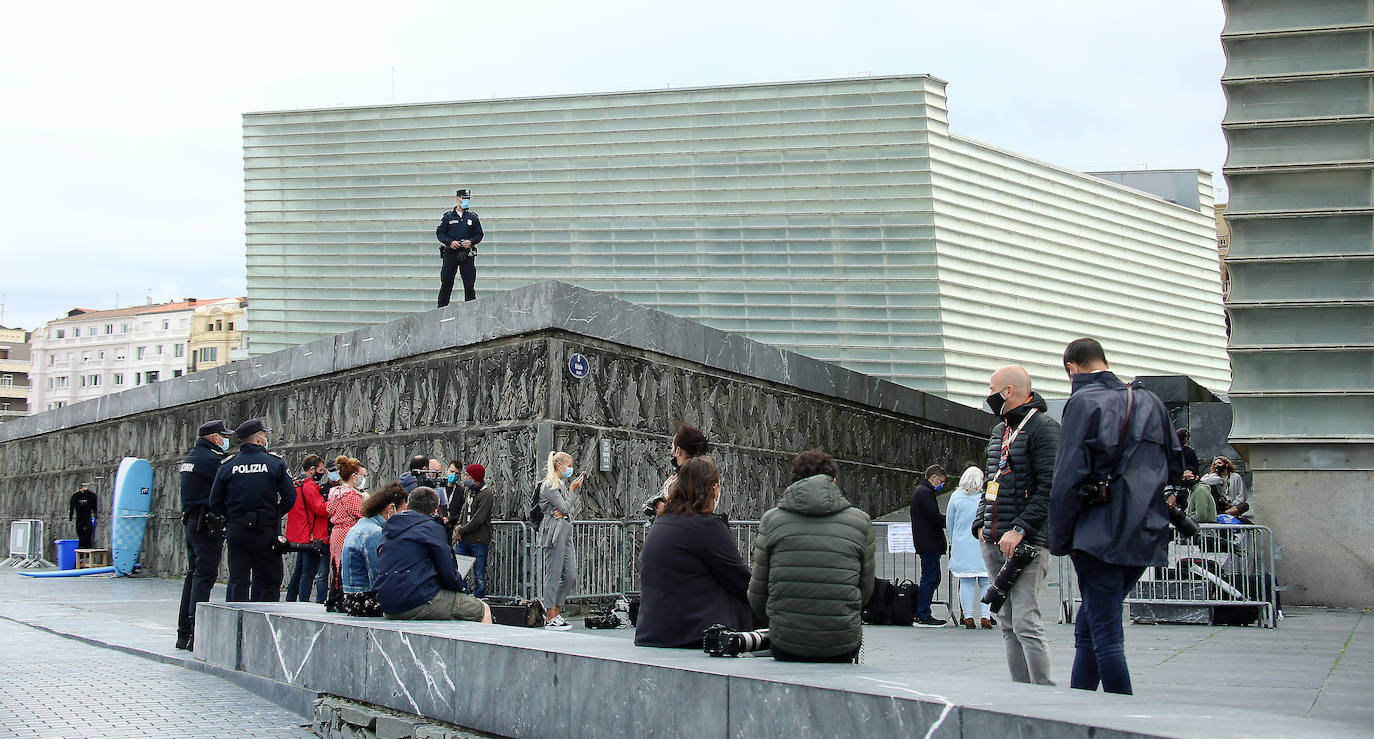 Las escaleras plegables y los taburetes candados a las vallas tras las que se colocan los medios gráficos que cubren el Festival de Cine de San Sebastián han desaparecido del paisaje. Esta edición, el acceso a las áreas delimitadas para los fotógrafos y cámaras en la entrada del hotel María Cristina, el teatro Victoria Eugenia y el Kursaal se realiza de forma ordenada y media hora antes de la llegada del famosos.