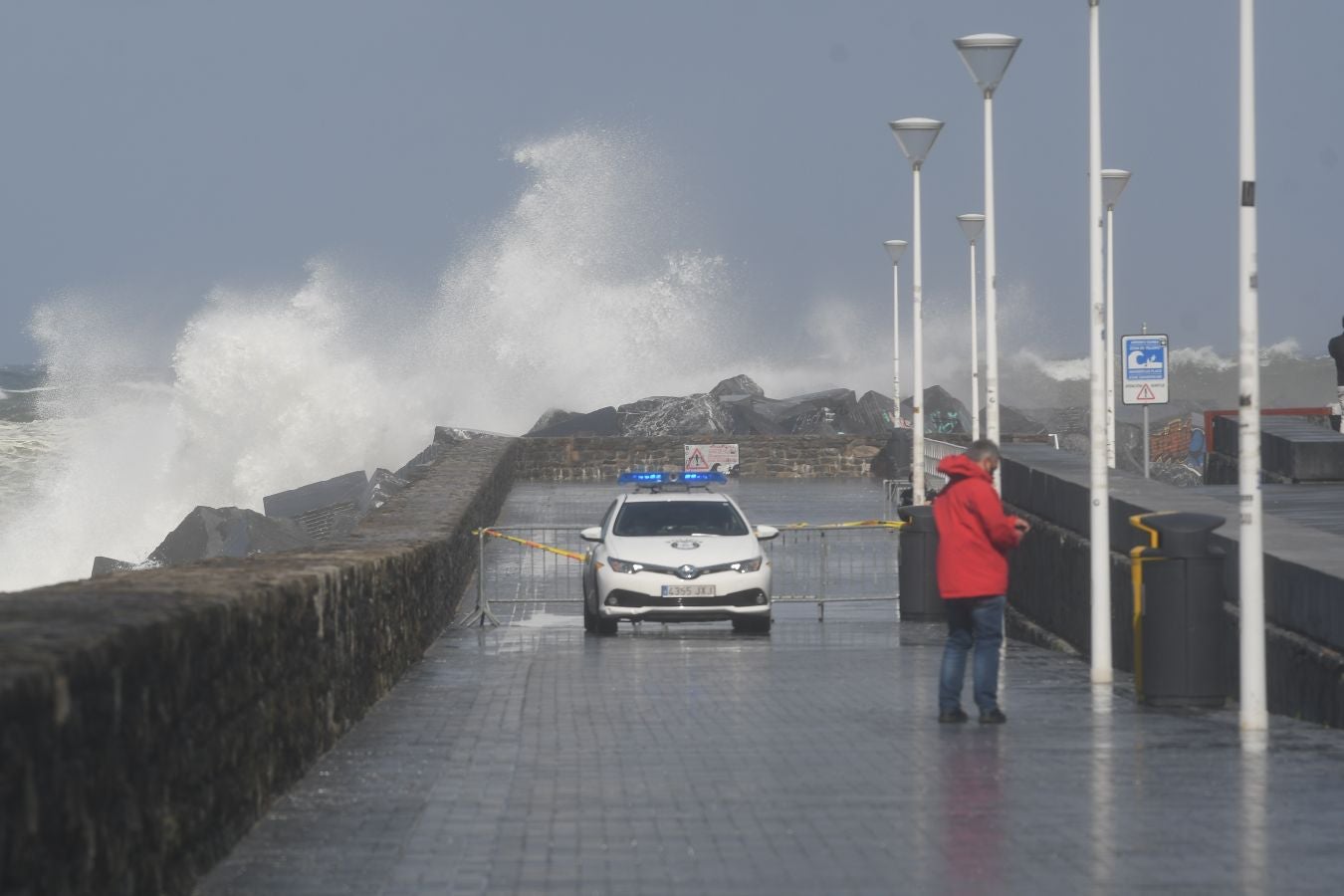 El fuerte oleaje ha azotado con fuerza la costa guipuzcoana en una jornada desapacible en la que 'Odette' no ha provocado incidencias destacables. 