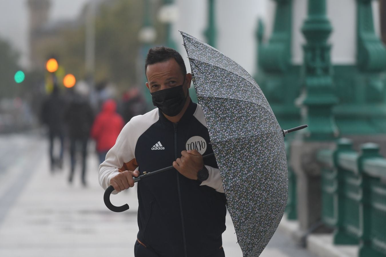 El fuerte oleaje ha azotado con fuerza la costa guipuzcoana en una jornada desapacible en la que 'Odette' no ha provocado incidencias destacables. 