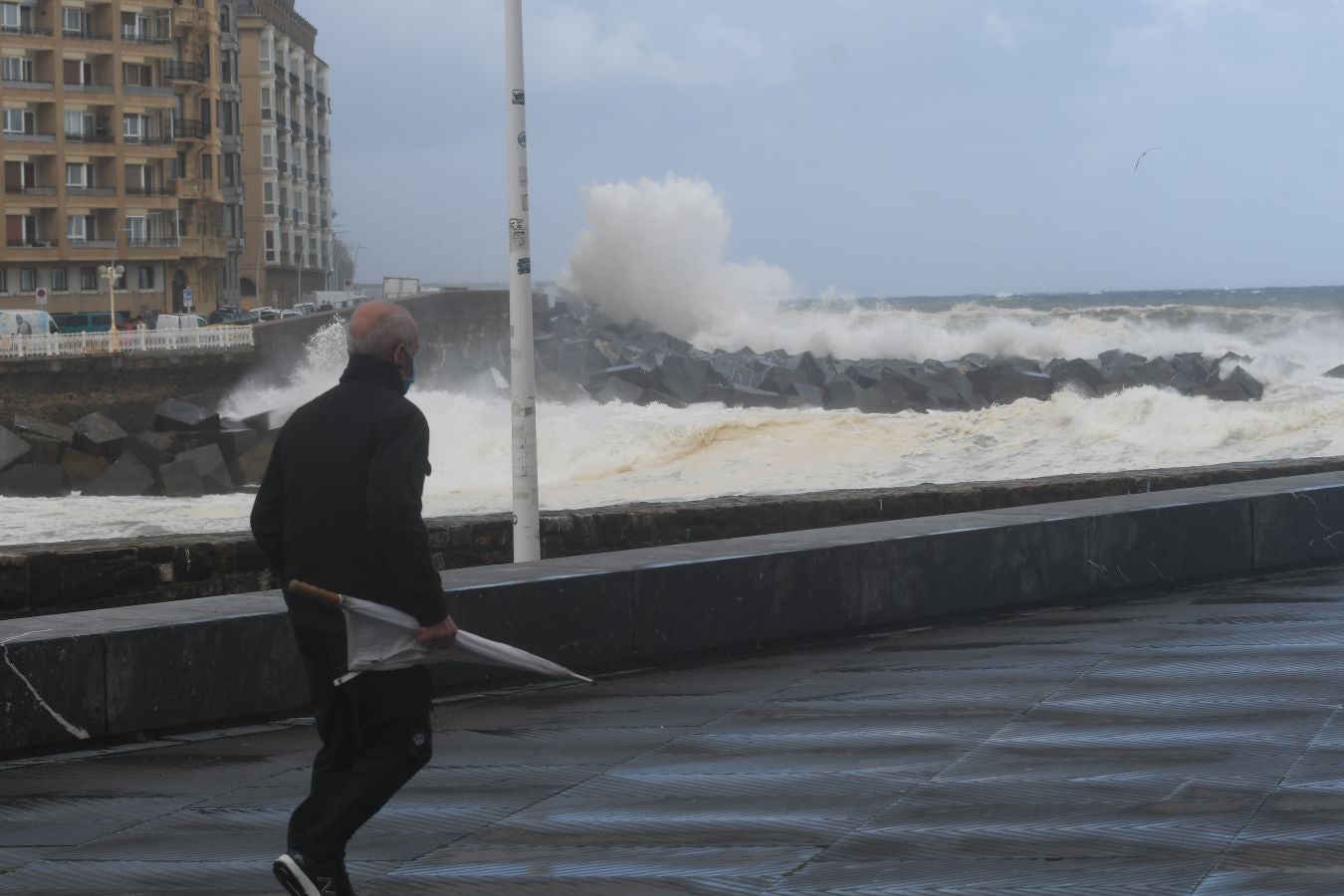 El fuerte oleaje ha azotado con fuerza la costa guipuzcoana en una jornada desapacible en la que 'Odette' no ha provocado incidencias destacables. 