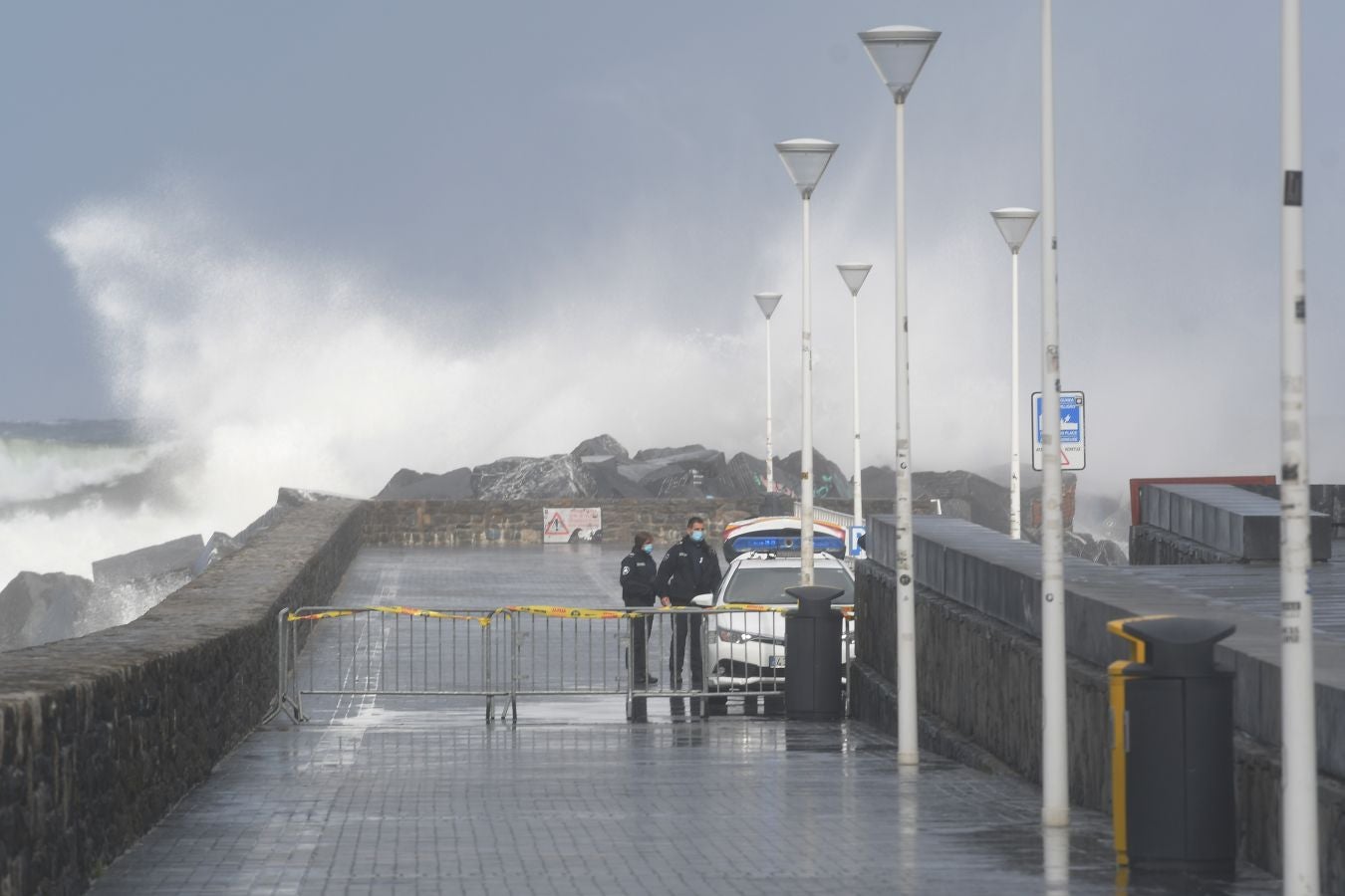 El fuerte oleaje ha azotado con fuerza la costa guipuzcoana en una jornada desapacible en la que 'Odette' no ha provocado incidencias destacables. 