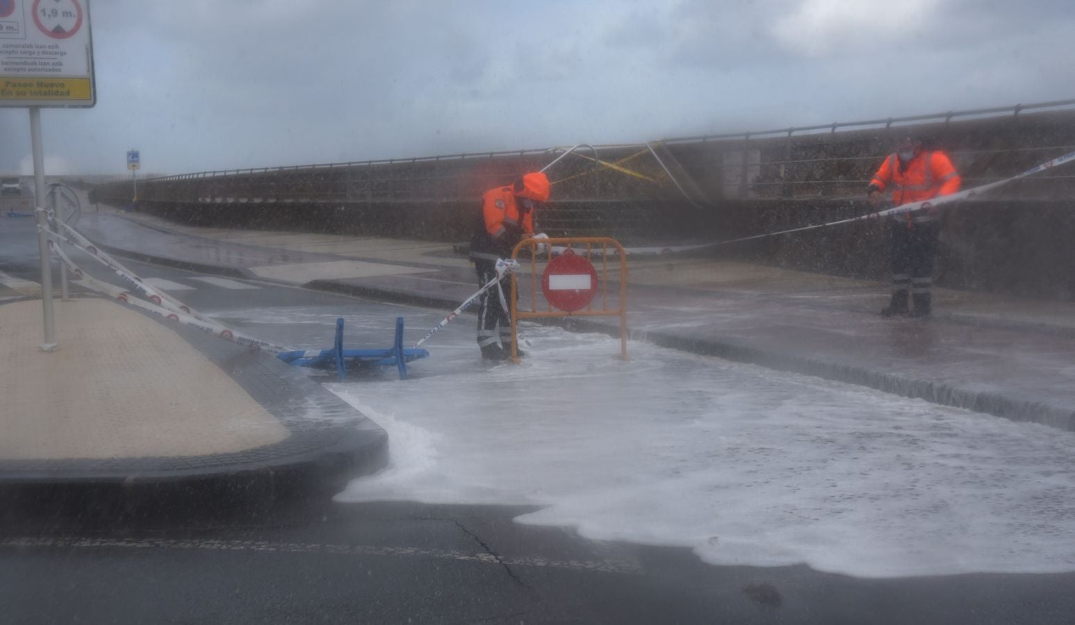 El fuerte oleaje ha azotado con fuerza la costa guipuzcoana en una jornada desapacible en la que 'Odette' no ha provocado incidencias destacables. 