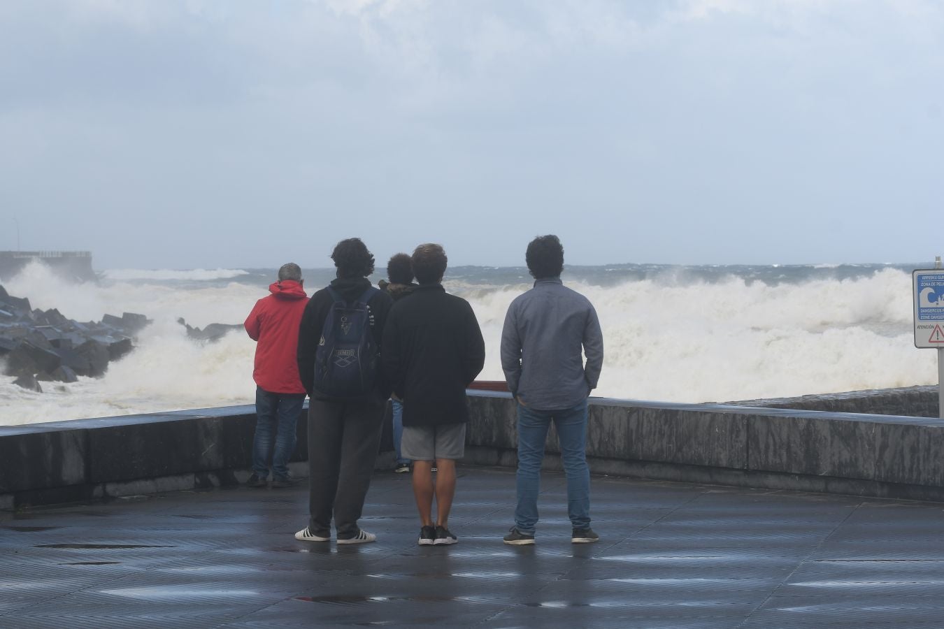 El fuerte oleaje ha azotado con fuerza la costa guipuzcoana en una jornada desapacible en la que 'Odette' no ha provocado incidencias destacables. 
