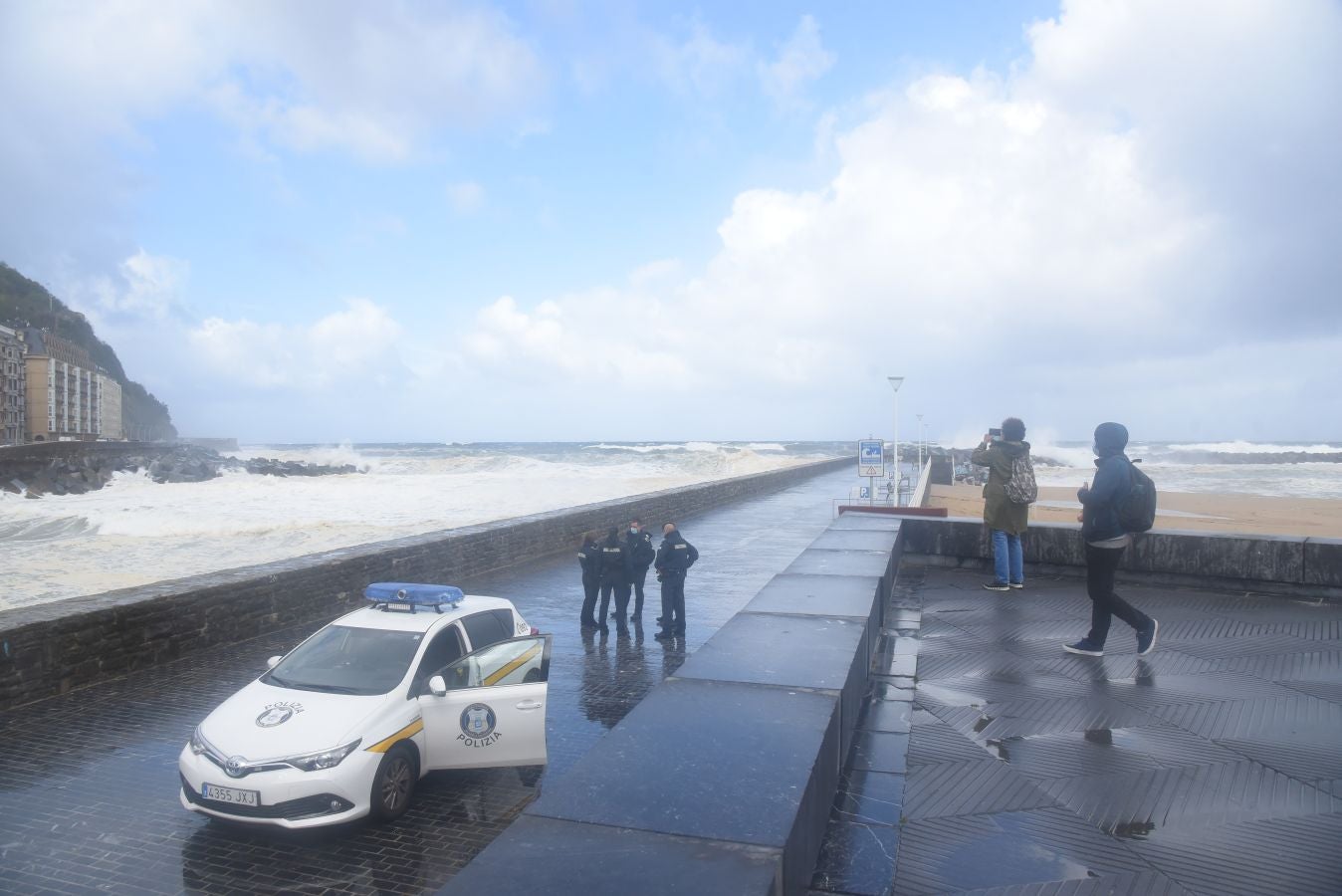 El fuerte oleaje ha azotado con fuerza la costa guipuzcoana en una jornada desapacible en la que 'Odette' no ha provocado incidencias destacables. 