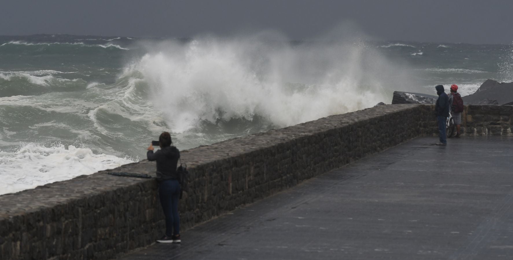 El fuerte oleaje ha azotado con fuerza la costa guipuzcoana en una jornada desapacible en la que 'Odette' no ha provocado incidencias destacables. 
