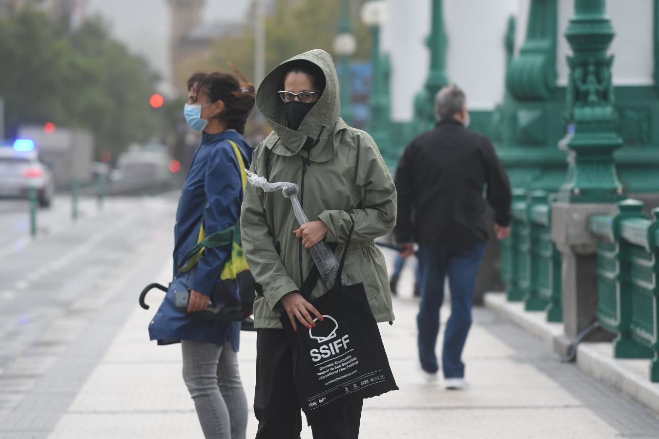 El fuerte oleaje ha azotado con fuerza la costa guipuzcoana en una jornada desapacible en la que 'Odette' no ha provocado incidencias destacables. 
