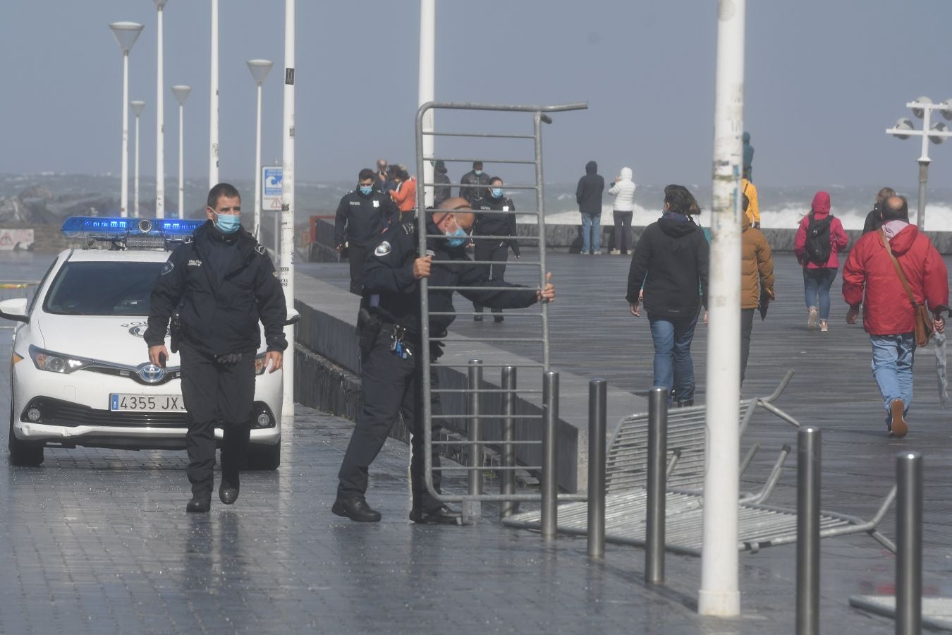 El fuerte oleaje ha azotado con fuerza la costa guipuzcoana en una jornada desapacible en la que 'Odette' no ha provocado incidencias destacables. 