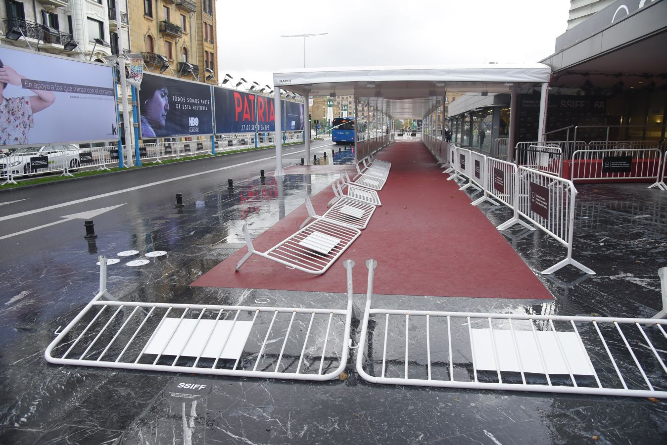El fuerte oleaje ha azotado con fuerza la costa guipuzcoana en una jornada desapacible en la que 'Odette' no ha provocado incidencias destacables. 