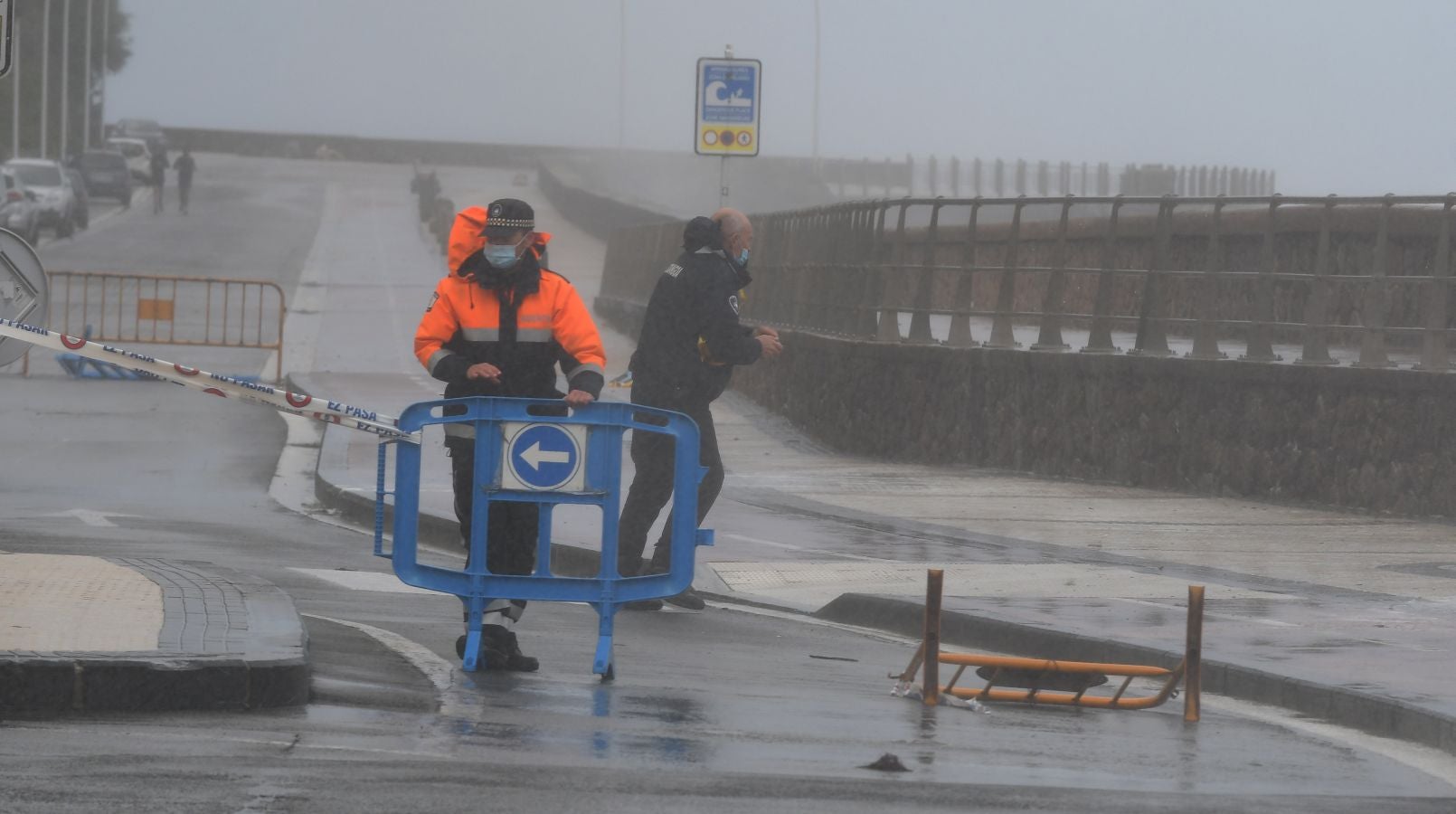 El fuerte oleaje ha azotado con fuerza la costa guipuzcoana en una jornada desapacible en la que 'Odette' no ha provocado incidencias destacables. 