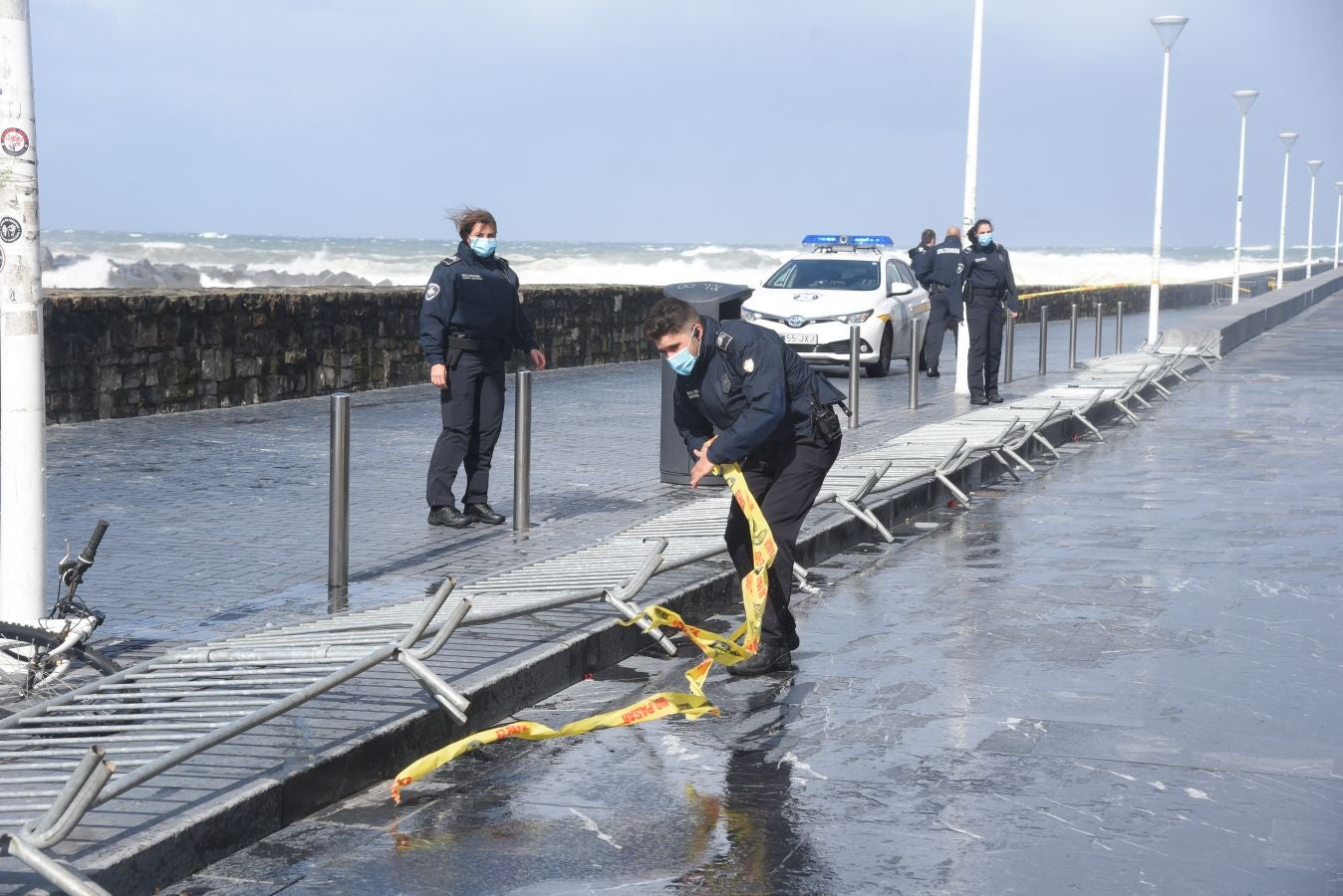 El fuerte oleaje ha azotado con fuerza la costa guipuzcoana en una jornada desapacible en la que 'Odette' no ha provocado incidencias destacables. 