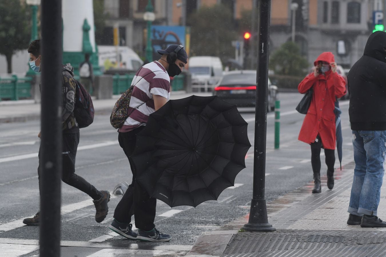 El fuerte oleaje ha azotado con fuerza la costa guipuzcoana en una jornada desapacible en la que 'Odette' no ha provocado incidencias destacables. 
