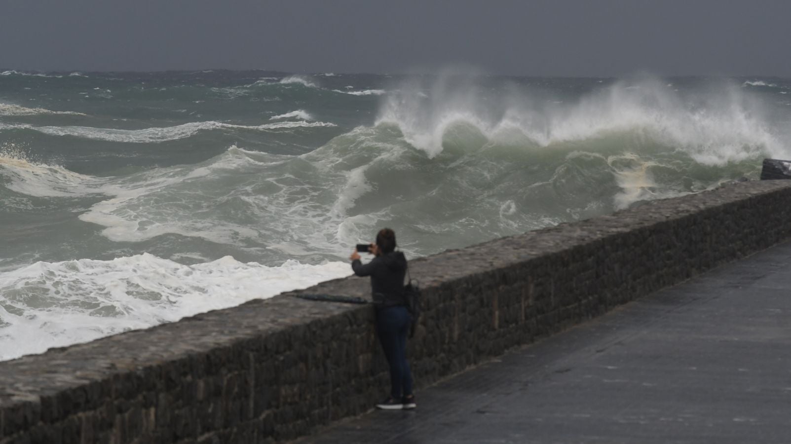 El fuerte oleaje ha azotado con fuerza la costa guipuzcoana en una jornada desapacible en la que 'Odette' no ha provocado incidencias destacables. 