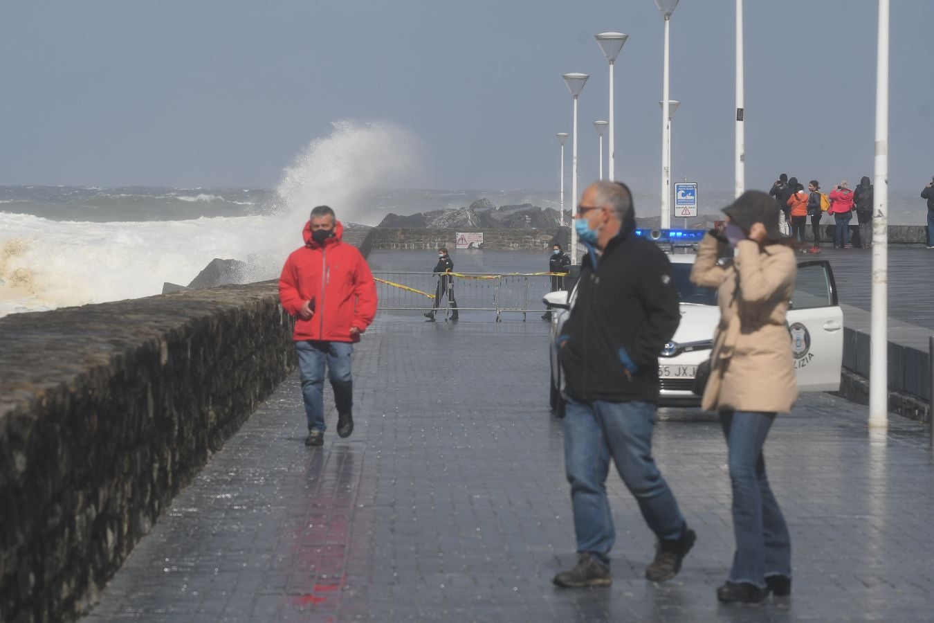 El fuerte oleaje ha azotado con fuerza la costa guipuzcoana en una jornada desapacible en la que 'Odette' no ha provocado incidencias destacables. 