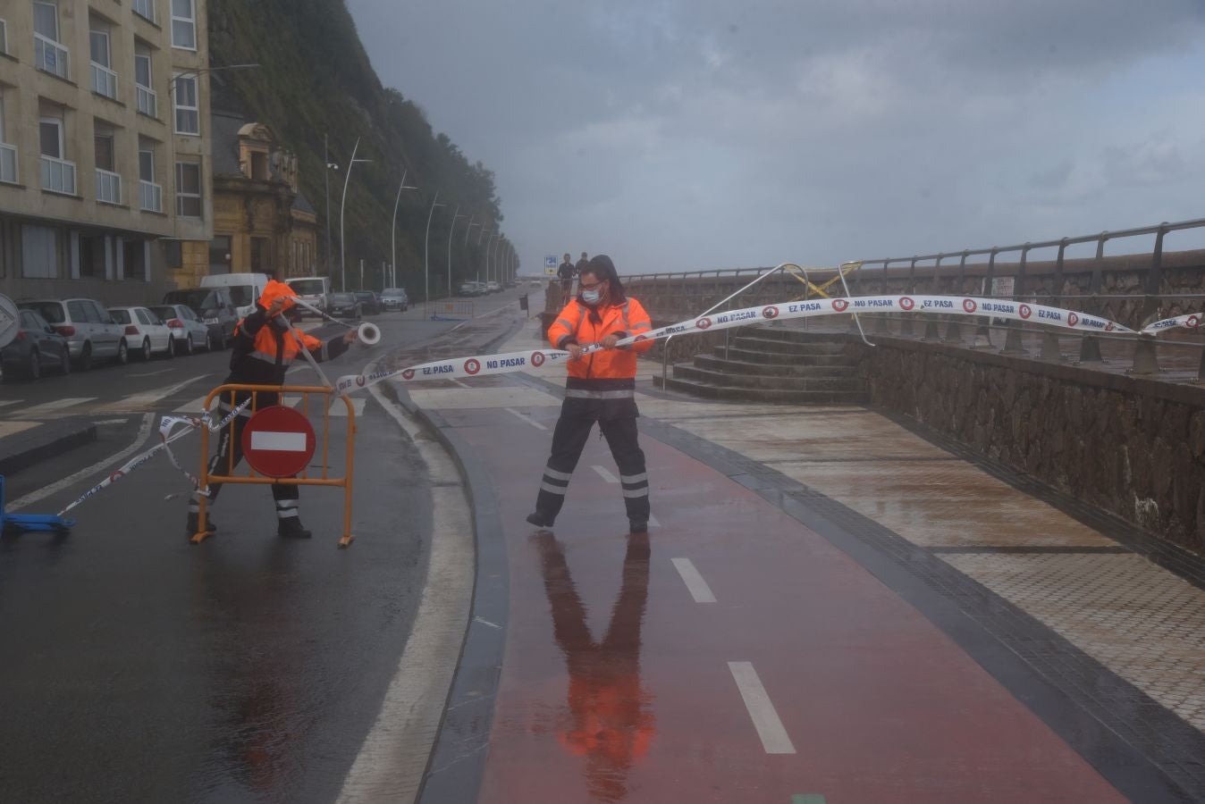 El fuerte oleaje ha azotado con fuerza la costa guipuzcoana en una jornada desapacible en la que 'Odette' no ha provocado incidencias destacables. 