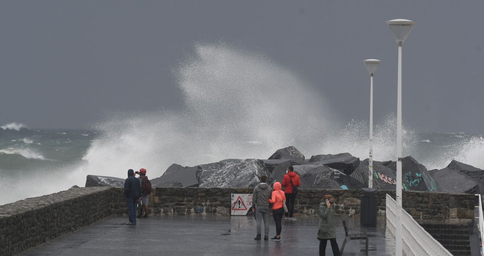 El fuerte oleaje ha azotado con fuerza la costa guipuzcoana en una jornada desapacible en la que 'Odette' no ha provocado incidencias destacables. 