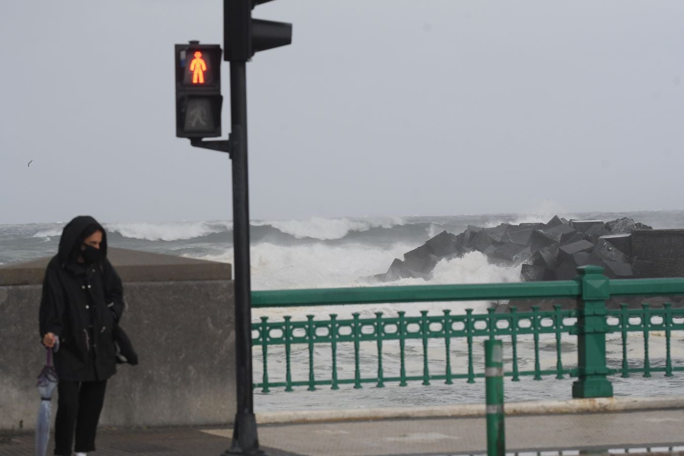 El fuerte oleaje ha azotado con fuerza la costa guipuzcoana en una jornada desapacible en la que 'Odette' no ha provocado incidencias destacables. 
