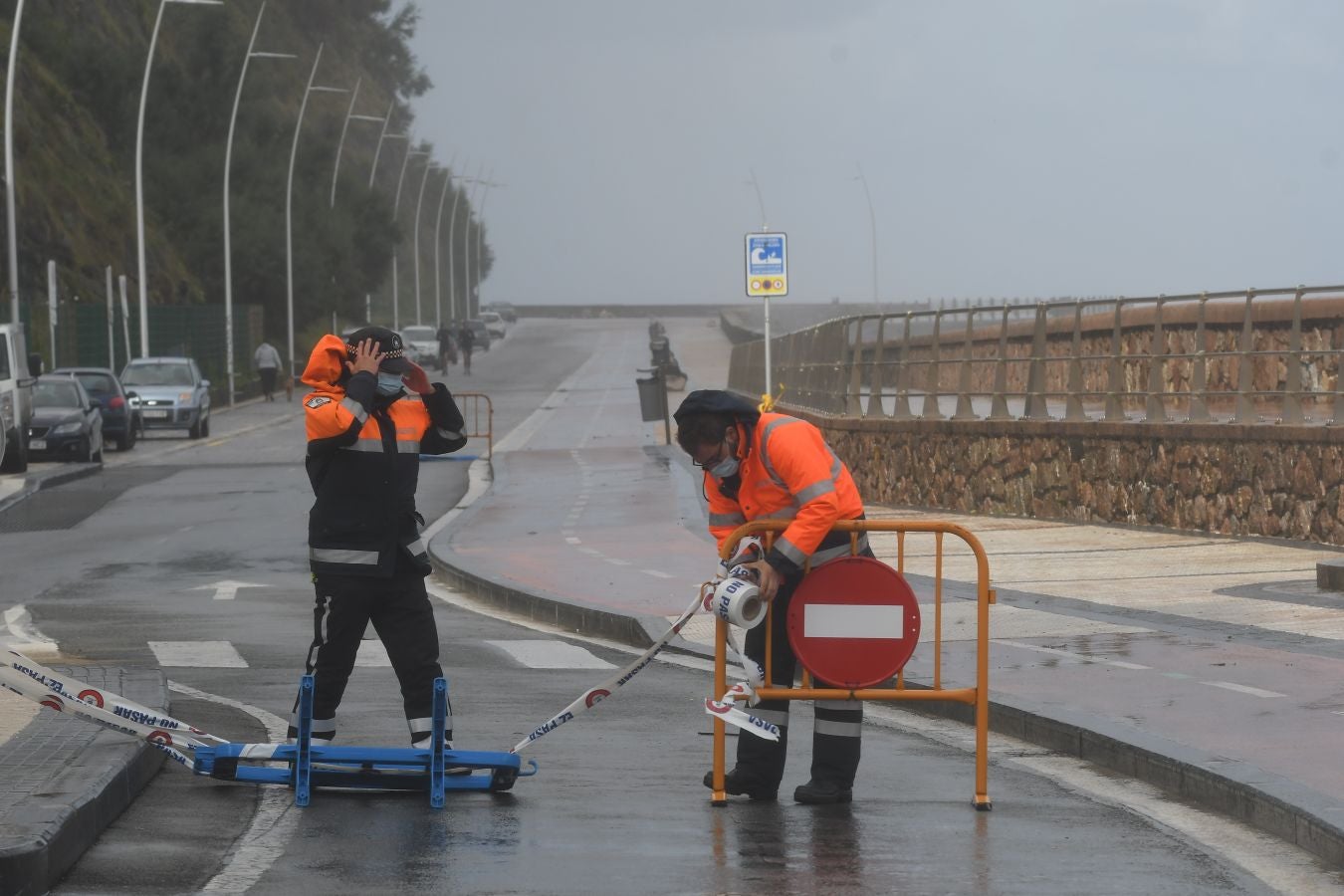 El fuerte oleaje ha azotado con fuerza la costa guipuzcoana en una jornada desapacible en la que 'Odette' no ha provocado incidencias destacables. 