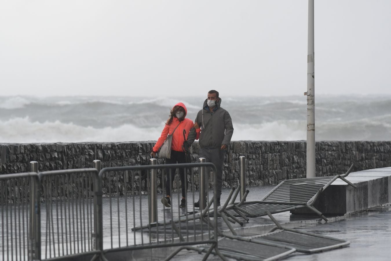 El fuerte oleaje ha azotado con fuerza la costa guipuzcoana en una jornada desapacible en la que 'Odette' no ha provocado incidencias destacables. 