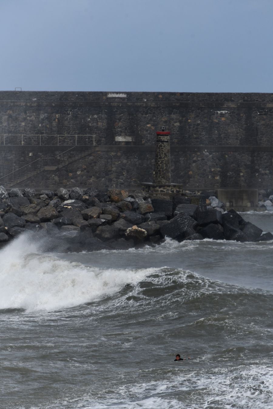 El fuerte oleaje ha azotado con fuerza la costa guipuzcoana en una jornada desapacible en la que 'Odette' no ha provocado incidencias destacables. 