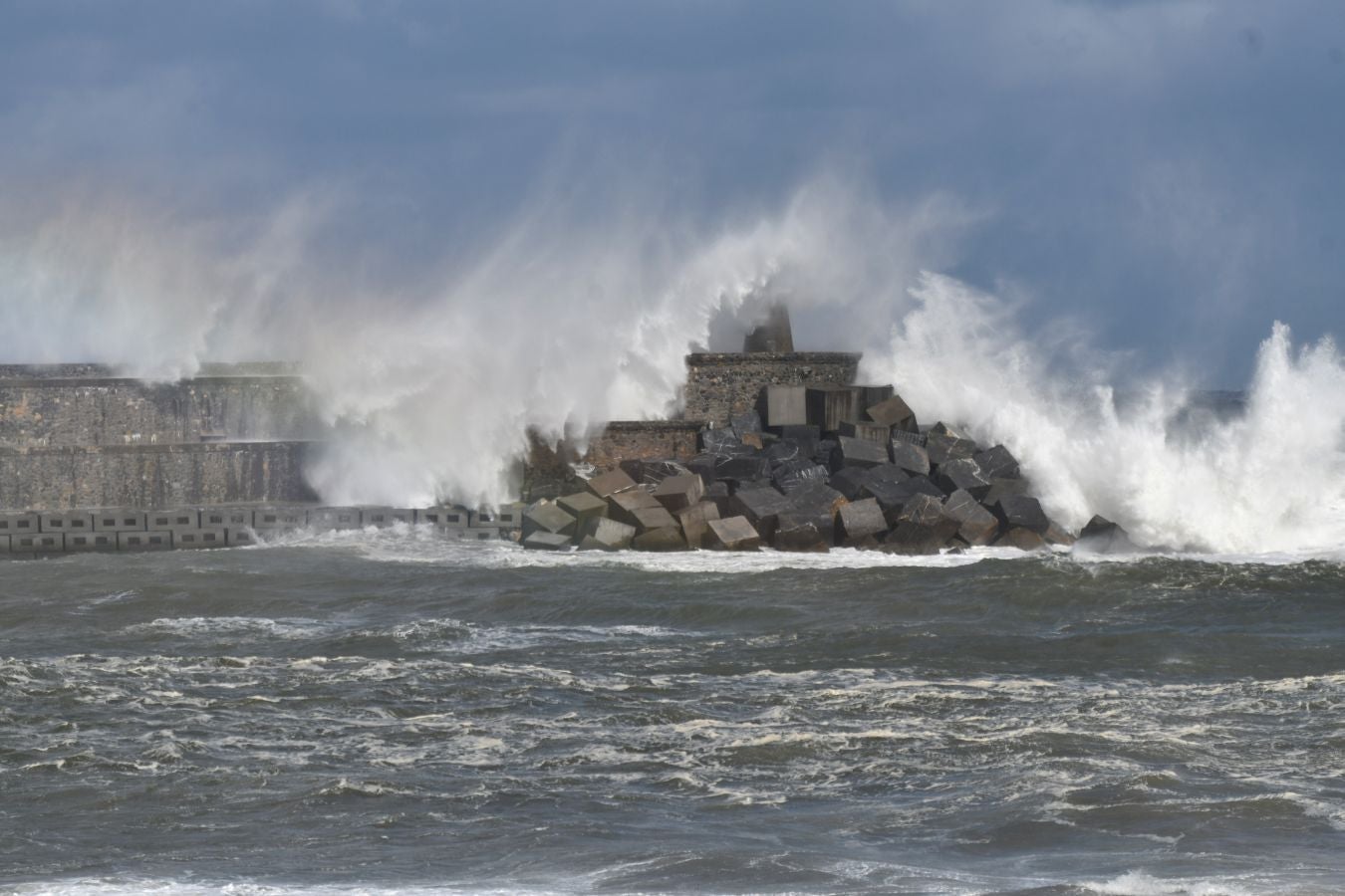 El fuerte oleaje ha azotado con fuerza la costa guipuzcoana en una jornada desapacible en la que 'Odette' no ha provocado incidencias destacables. 