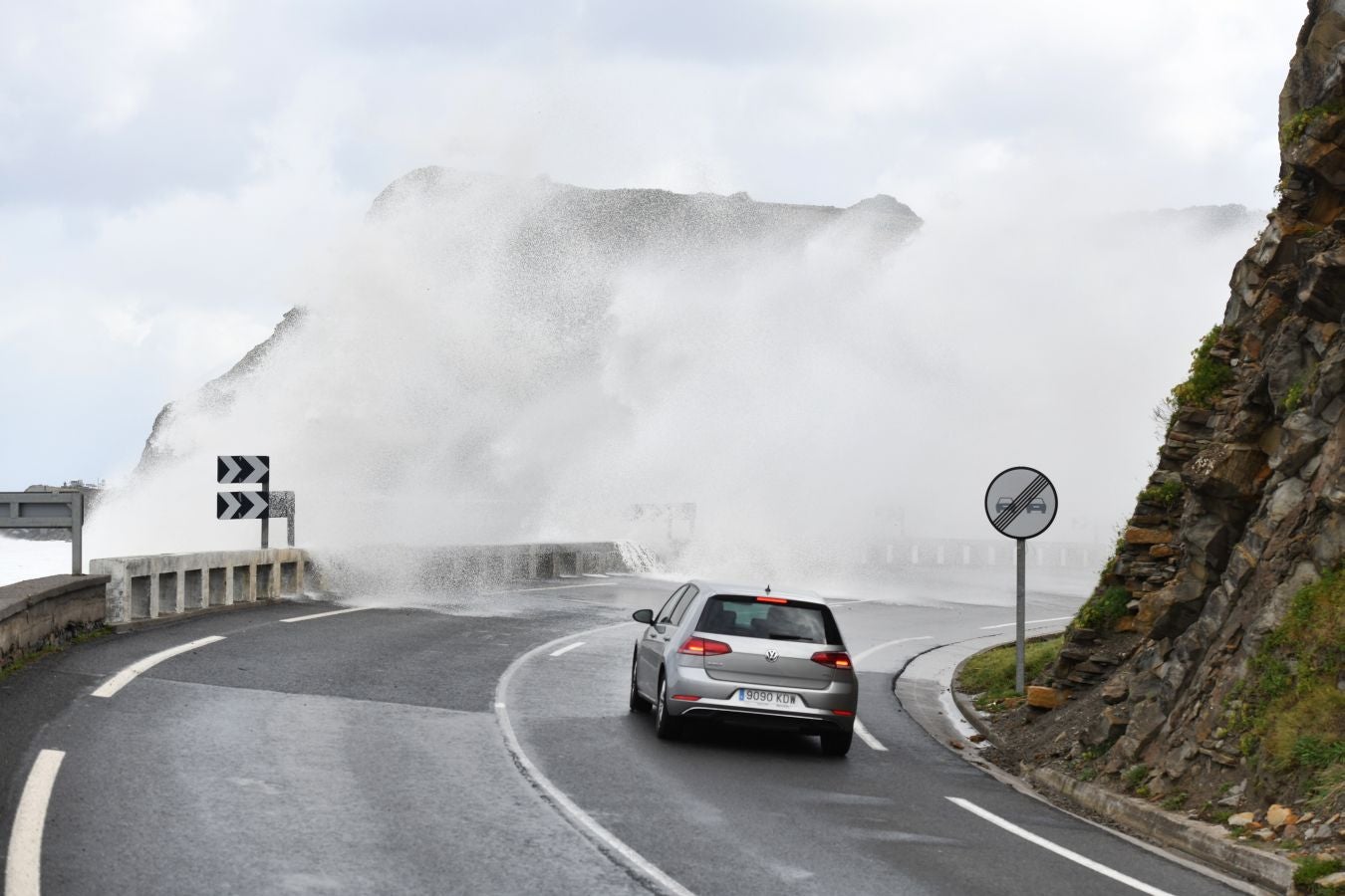 El fuerte oleaje ha azotado con fuerza la costa guipuzcoana en una jornada desapacible en la que 'Odette' no ha provocado incidencias destacables. 