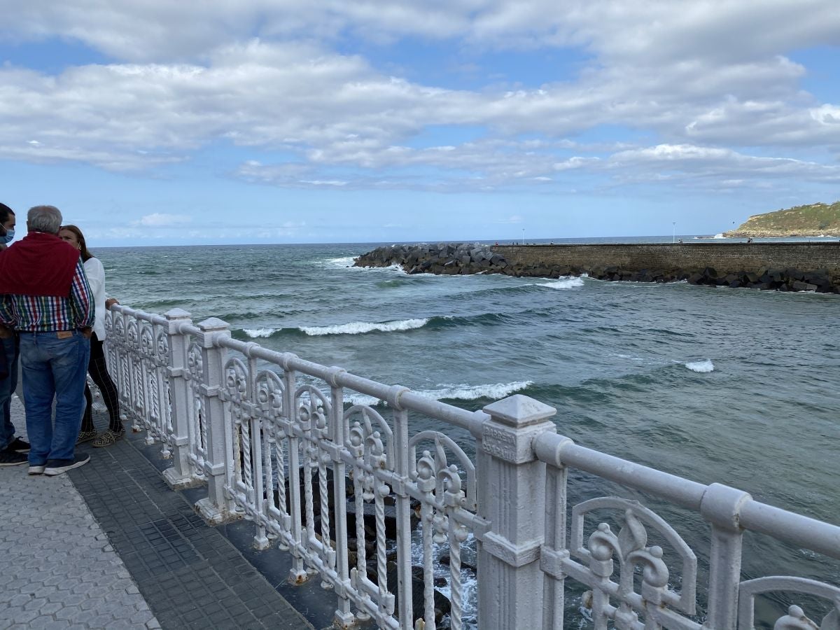 El fuerte oleaje ha azotado con fuerza la costa guipuzcoana en una jornada desapacible en la que 'Odette' no ha provocado incidencias destacables. 