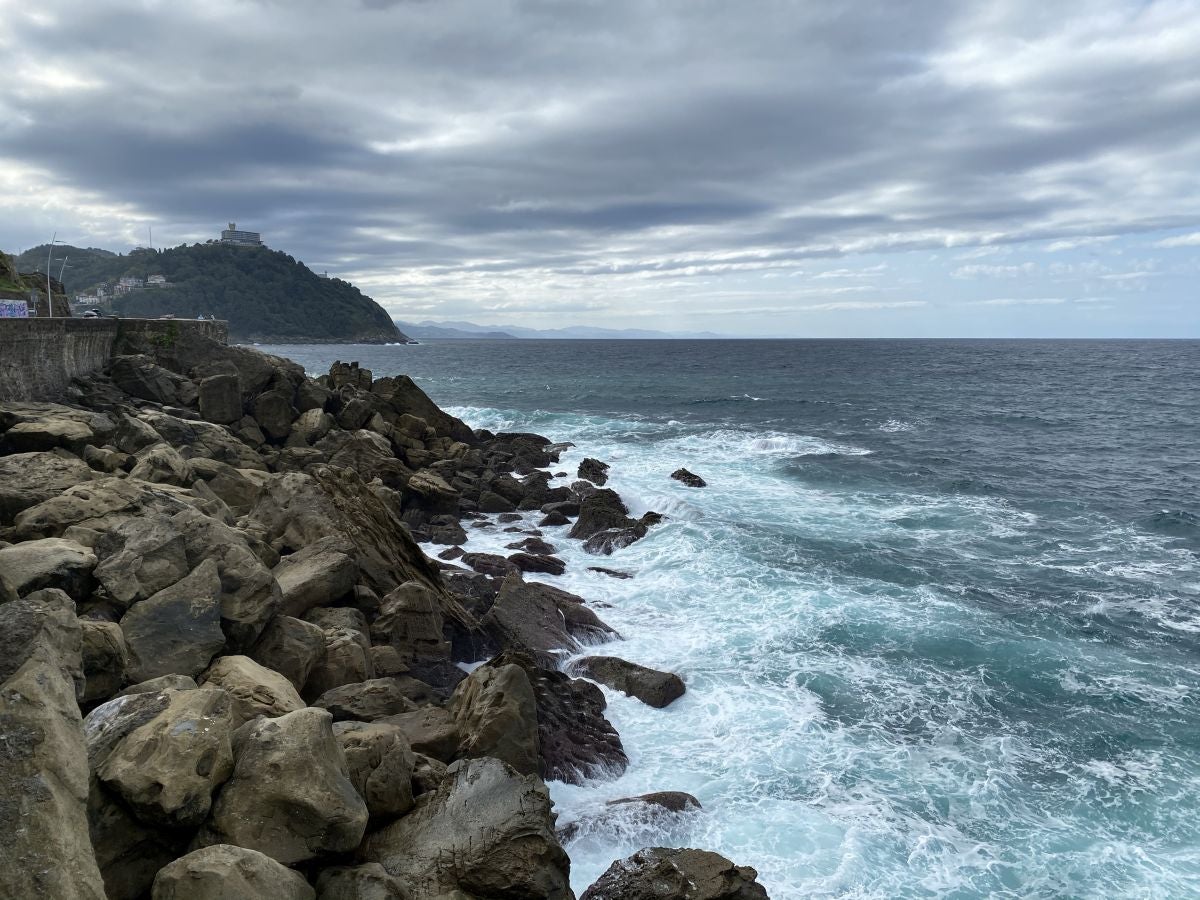 El fuerte oleaje ha azotado con fuerza la costa guipuzcoana en una jornada desapacible en la que 'Odette' no ha provocado incidencias destacables. 