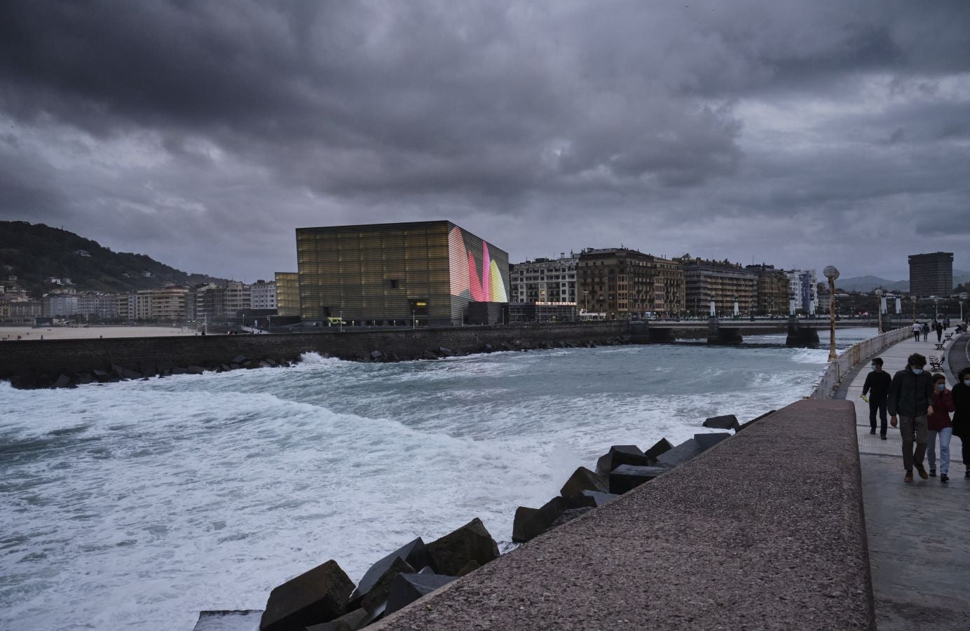 El fuerte oleaje ha azotado con fuerza la costa guipuzcoana en una jornada desapacible en la que 'Odette' no ha provocado incidencias destacables. 