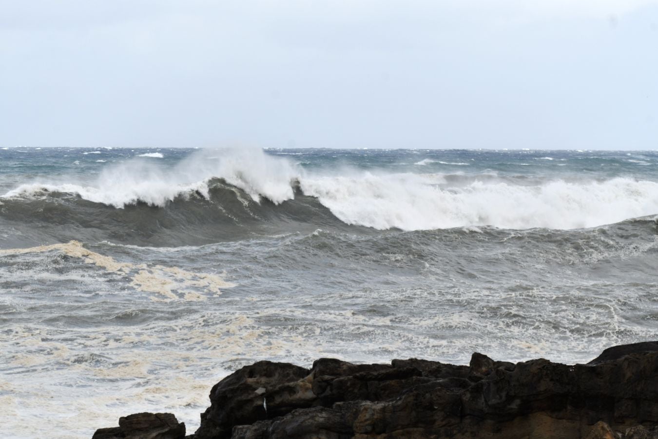 El fuerte oleaje ha azotado con fuerza la costa guipuzcoana en una jornada desapacible en la que 'Odette' no ha provocado incidencias destacables. 