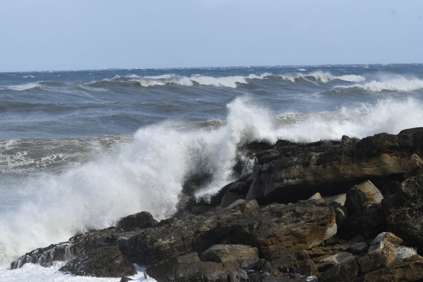 El fuerte oleaje ha azotado con fuerza la costa guipuzcoana en una jornada desapacible en la que 'Odette' no ha provocado incidencias destacables. 