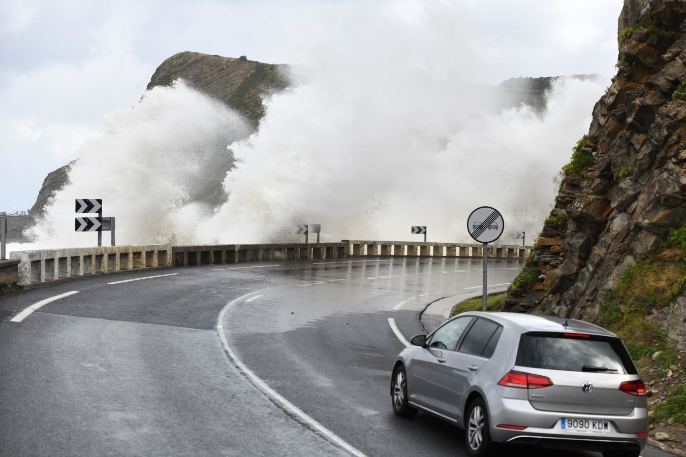 El fuerte oleaje ha azotado con fuerza la costa guipuzcoana en una jornada desapacible en la que 'Odette' no ha provocado incidencias destacables. 