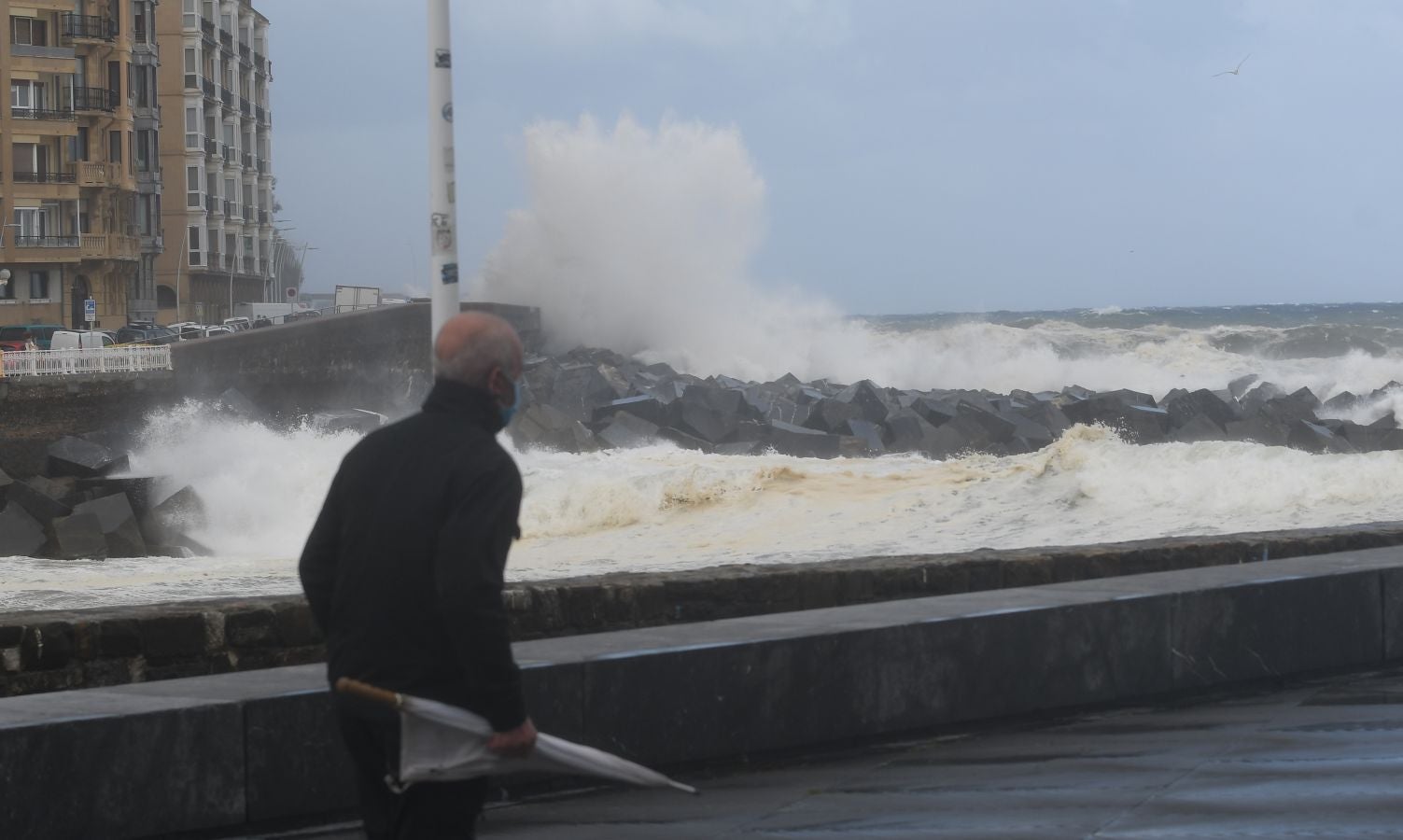 El fuerte oleaje ha azotado con fuerza la costa guipuzcoana en una jornada desapacible en la que 'Odette' no ha provocado incidencias destacables. 