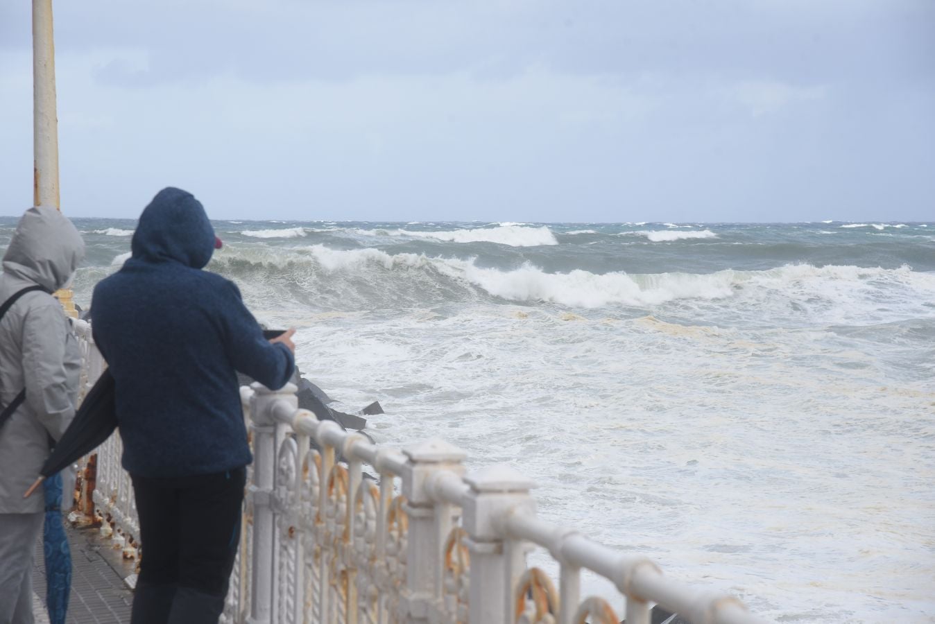 El fuerte oleaje ha azotado con fuerza la costa guipuzcoana en una jornada desapacible en la que 'Odette' no ha provocado incidencias destacables. 