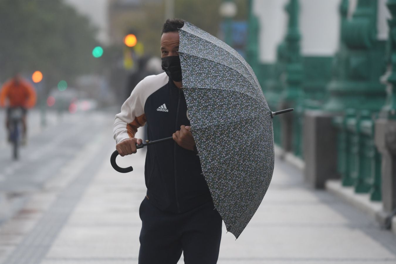 El fuerte oleaje ha azotado con fuerza la costa guipuzcoana en una jornada desapacible en la que 'Odette' no ha provocado incidencias destacables. 