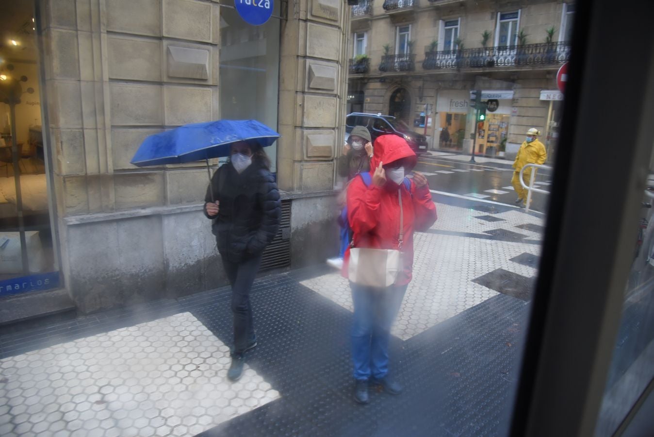 El fuerte oleaje ha azotado con fuerza la costa guipuzcoana en una jornada desapacible en la que 'Odette' no ha provocado incidencias destacables. 