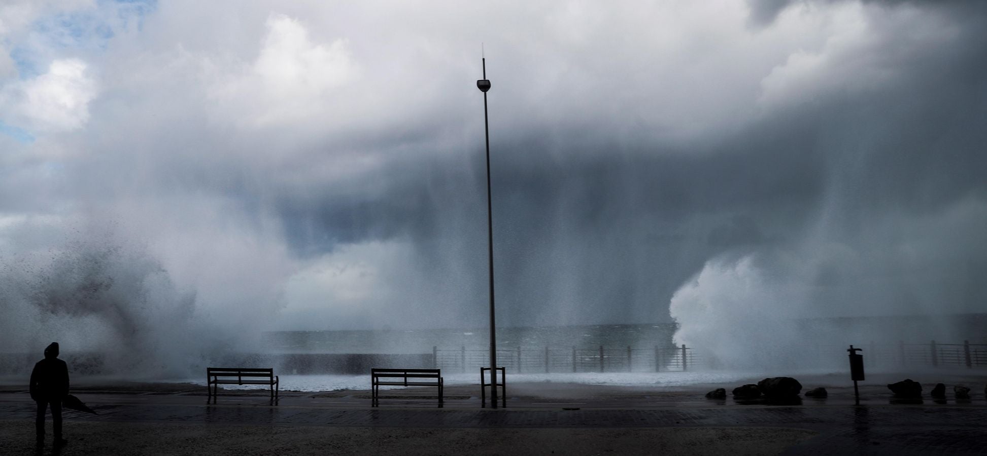 El fuerte oleaje ha azotado con fuerza la costa guipuzcoana en una jornada desapacible en la que 'Odette' no ha provocado incidencias destacables. 
