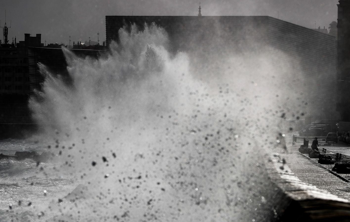 El fuerte oleaje ha azotado con fuerza la costa guipuzcoana en una jornada desapacible en la que 'Odette' no ha provocado incidencias destacables. 